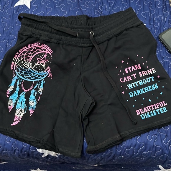 ☠️🖤Beautiful Disaster Shorts NEW Medium BNWT DC Midi shorts dram catcher - Picture 1 of 8